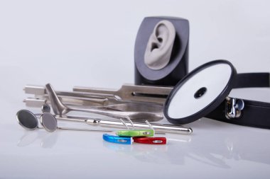 Bembeyaz KBB doktoru için tıbbi aletler. Bir çift Otolaryngologist enstrümanı..