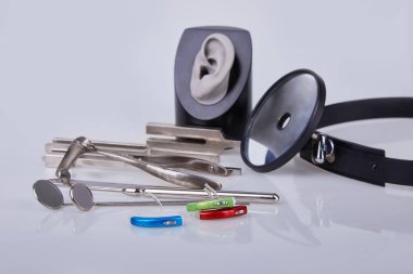 Bembeyaz KBB doktoru için tıbbi aletler. Bir çift Otolaryngologist enstrümanı..