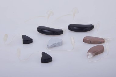 Beyaz arka planda işitme cihazları, ameliyata alternatif. ENT aksesuarı