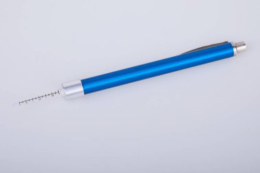 Kulak muayenesi için KBB doktorunun kullandığı pilli tıbbi el feneri kalemi. Otolaryngologun (ENT) tıbbi ekipmanları. Tıbbi ve Sağlık Konsepti.