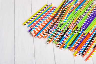 Ahşap arka planda parti kokteylleri için renkli kamış yığını.. 