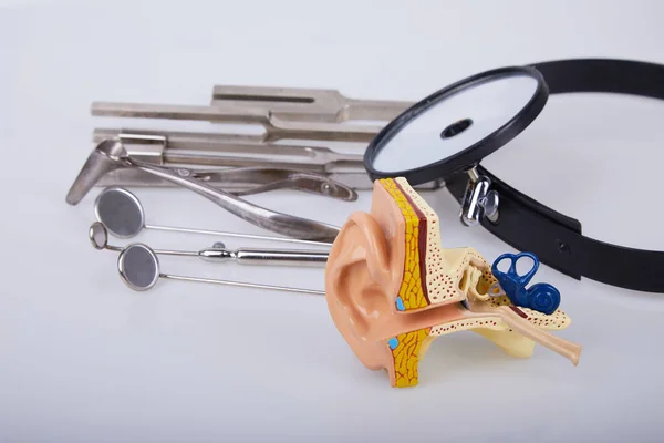 Bembeyaz KBB doktoru için tıbbi aletler. Bir çift Otolaryngologist enstrümanı..