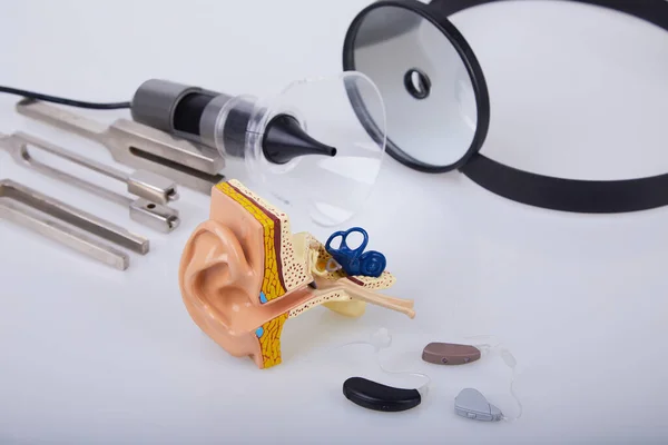 白衣医生用的医疗器械 一套耳鼻喉科仪器 助听器 — 图库照片
