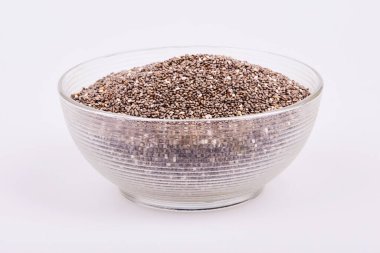 Şeffaf cam kasede beyaz arka planda izole edilmiş sağlıklı Chia tohumları.