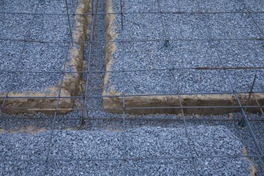 Zemini sağlamlaştırmak için demir tel örgü. Somut aksesuarlar. İnşaat alanındaki inşaat demirleri. Somut aksesuarlar