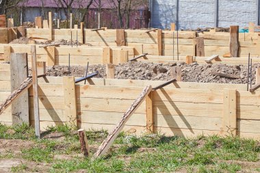 Bir kulübe için ahşap beton döşeme temeli. Levhanın hazırlanması için çelik takviyeli ahşap kaplama. 