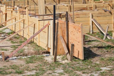 Bir kulübe için ahşap beton döşeme temeli. Levhanın hazırlanması için çelik takviyeli ahşap kaplama. 