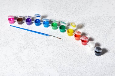 Numaralı tuval üzerinde küçük fırçalı akrilik boyalar. Rakamlara göre resim. Yaratıcı hobi. Yeni başlayanlar için boyama.