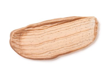 Sıvı temel krem numunesi lekesi. Açık bej makyaj kapatıcı vuruşu beyaz arka planda izole edildi. Çıplak makyaj malzemesi.