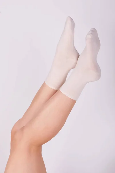 Patas Femeninas Calcetines Algodón Blanco Sobre Fondo Blanco Señoras Usando —  Fotos de Stock