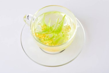 Şeffaf cam çay ve beyaz ıhlamur.