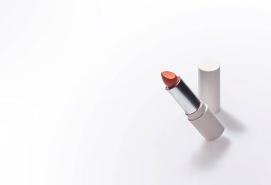 Kırpma yolu olan beyaz bir arkaplanda izole edilmiş bir ruj