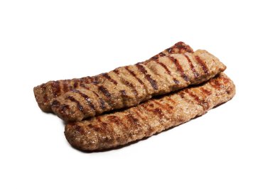 Kırpma yolu ile beyaz arkaplanda izole edilmiş koyun eti kebabı (gölge dahil değil)