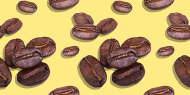 Sarı arka planda kusursuz kahve çekirdeği deseni.