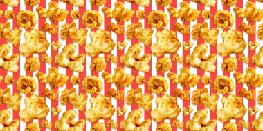 Çizgili arka planda karamelli patlamış mısırın kusursuz deseni. Sinema anlayışı, film izleme.
