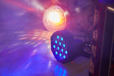 LED ışıklandırma ekipmanı, LED profesyonel ışıklandırma cihazı. Disko ve eğlence için öncü ışıklar