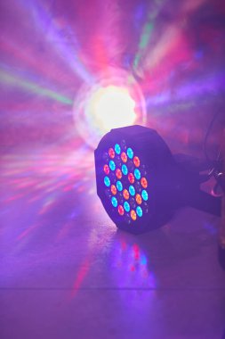 LED ışıklandırma ekipmanı, LED profesyonel ışıklandırma cihazı. Disko ve eğlence için öncü ışıklar