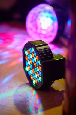 LED ışıklandırma ekipmanı, LED profesyonel ışıklandırma cihazı. Disko ve eğlence için öncü ışıklar