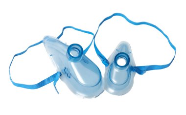 Nebulizör solunum maskeleri (çocuklar ve yetişkinler için), kesme yolu ile beyaz arka planda izole edilmiş solunum maskesi. Kompresör nebulizör ekipmanları. Solunum için tıbbi ekipman.