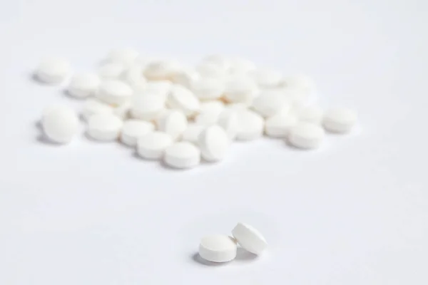 Białe Okrągłe Tabletki Białym Tle Mnóstwo Małych Okrągłych Leków Koncepcja — Zdjęcie stockowe
