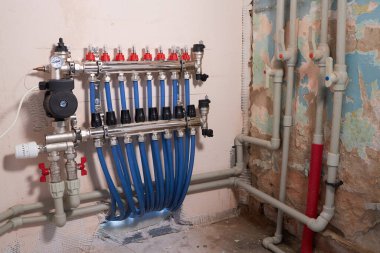 Basınç göstergesi, yer altı ısıtma ve boru üretimi için basınç gösteriyor. Yeraltı ısıtma konsepti