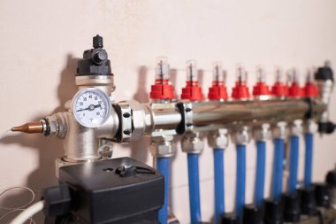 Basınç göstergesi, yer altı ısıtma ve boru üretimi için basınç gösteriyor. Yeraltı ısıtma konsepti 