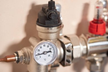  Basınç göstergesi, yer altı ısıtma ve boru üretimi için basınç gösteriyor. Yeraltı ısıtma konsepti 