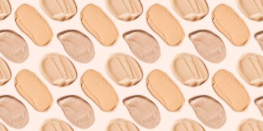 Sıvı fondöten krem numunesinin kusursuz deseni. Açık bej makyaj önleyici, soluk sarı arka planda. Çıplak makyaj malzemesi.