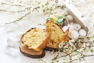 Beyaz jöleli Paskalya pastası ve beyaz arka planda açan bahar çiçekli dallar. Mutlu Paskalyalar.. 