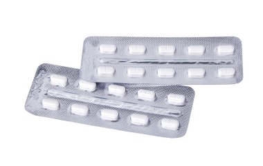 Kesme yolu ile beyaz arka planda izole beyaz tıbbi haplar