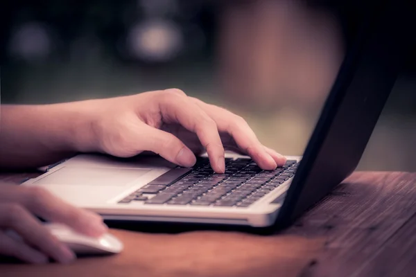 Mann Mit Laptop Auf Holztisch Freien Selektiver Fokus Auf Die — Stockfoto