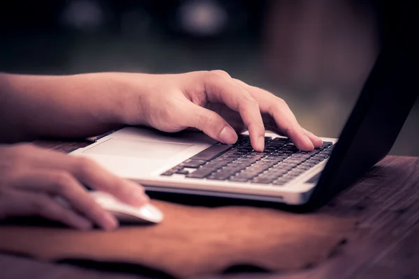 Mann benutzt Laptop zum Surfen im Internet — Stockfoto