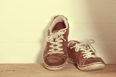 Kattaki spor ayakkabı 