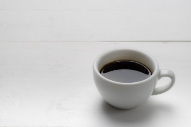 Beyaz ahşap üzerine kahve fincanı