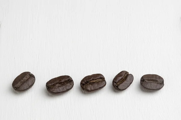 Kaffeebohnen auf weiß — Stockfoto