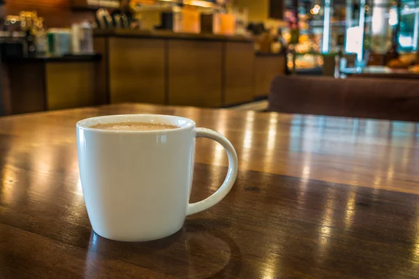 Masanın üzerinde bir fincan kahve. — Stok fotoğraf
