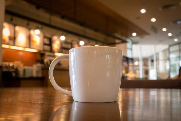 Masanın üzerinde bir fincan kahve. — Stok fotoğraf