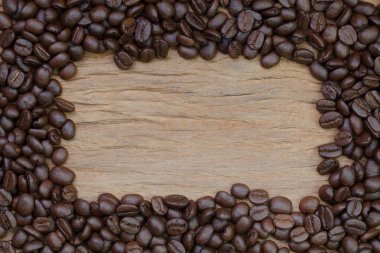 ahşap üzerine kahve çekirdekleri 