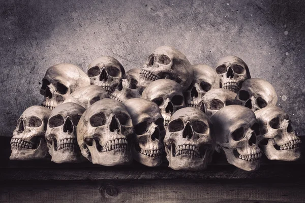 Gestapelde menselijke schedels — Stockfoto