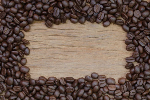 Chicchi di caffè su legno — Foto Stock