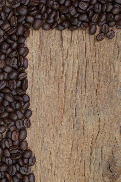 Chicchi di caffè su legno — Foto Stock