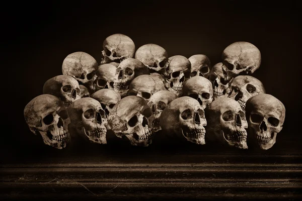 Masadaki insan kafatasları