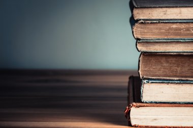 Bir yığın eski kitap