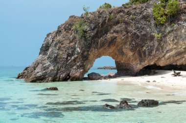 Taştan kemer ve mavi deniz temizleyin