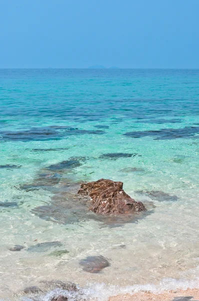 Rock na czyste morze Lipe, Tajlandia — Zdjęcie stockowe