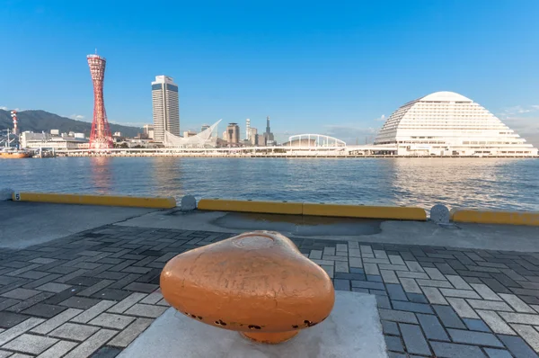 Kobe Bay turuncu baba ile