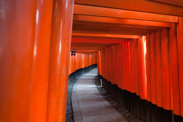 Tori kapıda Fushimi Inari tapınak Kyoto, Japonya