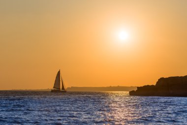 Uzak tekne yelkenli evine öğleden sonra rüzgar tarafından tahrik