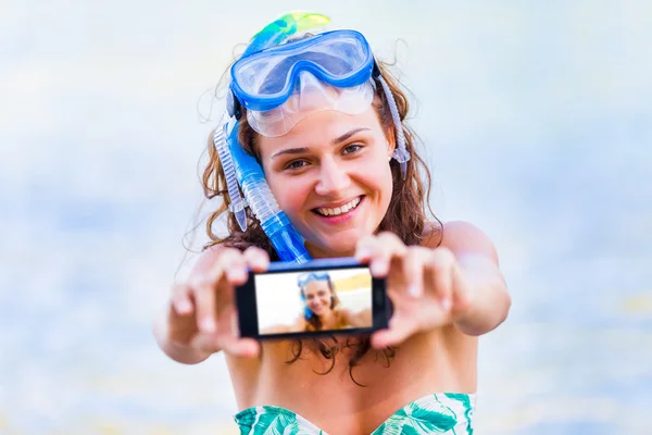 Bella donna youn trascorrere vacanze impressionanti — Foto Stock