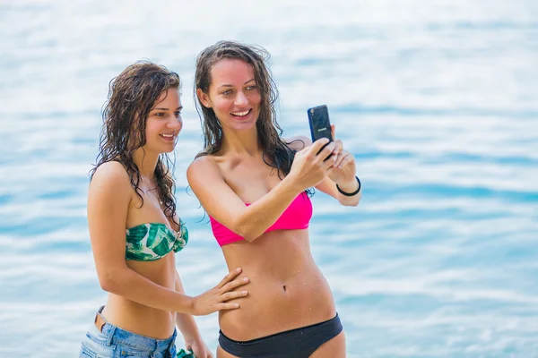 Dos mujeres descansan en la orilla del mar Mediterráneo — Foto de Stock